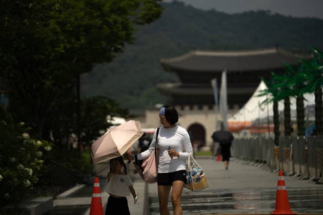 Heat wave grips Seoul SEOUL, SOUTH KOREA - AUGUST 4: People walk holding umbrellas as a severe heat wave warning is declared amid a heat wave gripping Seoul, South Korea, on August 4, 2026. Hwawon Ceci Lee Anadolu Seoul South Korea. Editorial use only. Please get in touch for any other usage.  Copyright: x2026xAnadoluxHwawonxCecixLeex