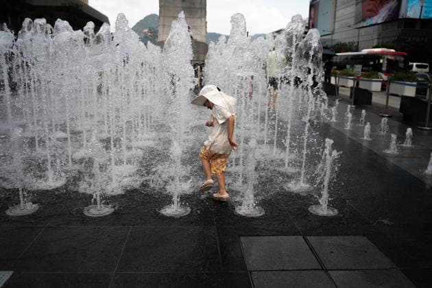 Heat wave grips Seoul SEOUL, SOUTH KOREA - AUGUST 4: Children play at Gwanghwamun Fountain as a severe heat wave warning is declared amid a heat wave gripping Seoul, South Korea, on August 4, 2026. Hwawon Ceci Lee Anadolu Seoul South Korea. Editorial use only. Please get in touch for any other usage.  Copyright: x2026xAnadoluxHwawonxCecixLeex