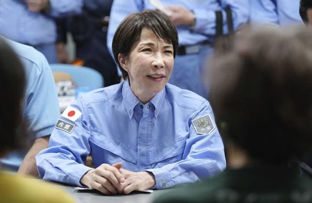 News Bilder des Tages #2 Japan PM Takaichi visits quake-hit Kumamoto Japanese Prime Minister Sanae Takaichi meets with people at an evacuation center in Hikawa in Kumamoto Prefecture on Aug. 3, 2026, after a powerful earthquake struck the southwestern Japan prefecture and its vicinity on July 28. (Pool photo)  A14AA0005625017P