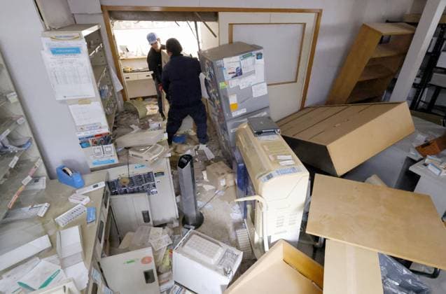 Aftermath of strong earthquake in Kumamoto People clean up items scattered across the floor in Yatsushiro, Kumamoto Prefecture, on Aug. 4, 2026, following a powerful earthquake that struck the southwestern Japan prefecture on July 28.  A14AA0005625047P