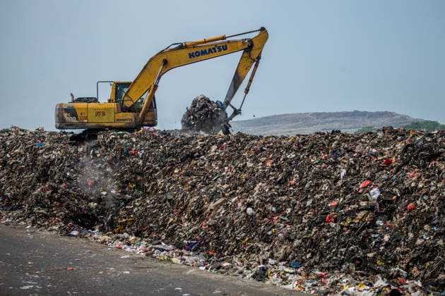 August 4, 2026, Bekasi City, West Java, Indonesia: Heavy machinery operates at the Bantargebang Integrated Waste Processing Site (TPST) in Bekasi, on the outskirts of Jakarta, Indonesia, August 4, 2026. Jakarta s provincial government began phasing out open dumping at Southeast Asia s largest landfill on Aug. 1, 2026, replacing it with a controlled landfill system to reduce environmental impacts and comply with national regulations. Bekasi City Indonesia - ZUMAp283 20260804_zip_p283_002 Copyright: xClaudioxPramanax
