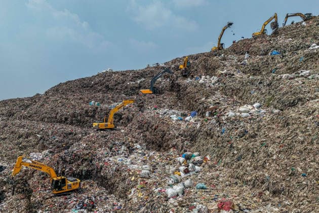 August 4, 2026, Bekasi City, West Java, Indonesia: Heavy machinery operates at the Bantargebang Integrated Waste Processing Site (TPST) in Bekasi, on the outskirts of Jakarta, Indonesia, August 4, 2026. Jakarta s provincial government began phasing out open dumping at Southeast Asia s largest landfill on Aug. 1, 2026, replacing it with a controlled landfill system to reduce environmental impacts and comply with national regulations. Bekasi City Indonesia  - ZUMAp283 20260804_zip_p283_012 Copyright: xClaudioxPramanax