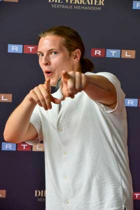 ABB VERRAETTER- Gabriel Jerome Kelly deutsch irischer Musiker auf dem roten Teppich Teilnehmer bei den neuen folgen der RTL Sendung TV Serie Die Verraeter - Vertraue Niemandem Staffel 4 im Cinonova Kino am 03.08.2026 in Koeln Ehrenfeld NRW Deutschland *** ABB VERRAETTER Gabriel Jerome Kelly, a German-Irish musician, on the red carpet as a participant in the new episodes of the RTL TV series *Die Verraeter: Vertraue Niemandem* (Season 4) at the Cinonova Cinema on August 3, 2026, in Cologne-Ehrenfeld, North Rhine-Westphalia, Germany