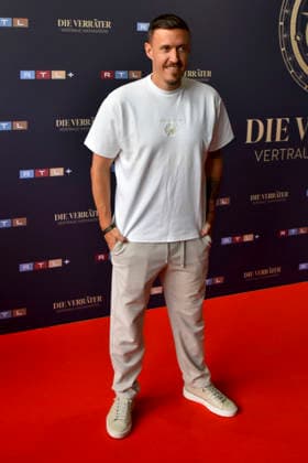 ABB VERRAETTER- Max Kruse ex Fussball Profi auf dem roten Teppich Teilnehmer bei den neuen folgen der RTL Sendung TV Serie Die Verraeter - Vertraue Niemandem Staffel 4 im Cinonova Kino am 03.08.2026 in Koeln Ehrenfeld NRW Deutschland *** ABB VERRAETTER: Max Kruse, former professional soccer player, on the red carpet as a participant in the new episodes of the RTL TV series *Die Verraeter: Trust No One*, Season 4, at the Cinonova Cinema on August 3, 2026, in Cologne-Ehrenfeld, North Rhine-Westphalia, Germany