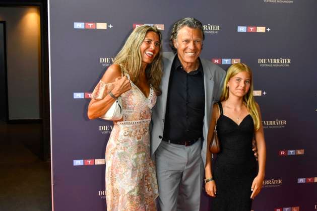ABB VERRAETTER- Urs Meier, Andrea Meier, Lara Meier Frau tochter Familie Schweizer Fussball Schiedsrichter auf dem roten Teppich Teilnehmer bei den neuen folgen der RTL Sendung TV Serie Die Verraeter - Vertraue Niemandem Staffel 4 im Cinonova Kino am 03.08.2026 in Koeln Ehrenfeld NRW Deutschland *** ABB: THE TRAITORS Urs Meier, Andrea Meier, Lara Meier—wife, daughter, and family of a Swiss soccer referee—on the red carpet as participants in the new episodes of the RTL TV series *Die Verräter: Trust No One*, Season 4, at the Cinonova Cinema on August 3, 2026, in Cologne-Ehrenfeld, North Rhine-Westphalia, Germany