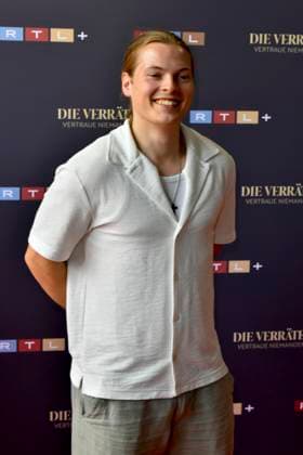 ABB VERRAETTER- Gabriel Jerome Kelly deutsch irischer Musiker auf dem roten Teppich Teilnehmer bei den neuen folgen der RTL Sendung TV Serie Die Verraeter - Vertraue Niemandem Staffel 4 im Cinonova Kino am 03.08.2026 in Koeln Ehrenfeld NRW Deutschland *** ABB VERRAETTER Gabriel Jerome Kelly, a German-Irish musician, on the red carpet as a participant in the new episodes of the RTL TV series *Die Verraeter: Vertraue Niemandem* (Season 4) at the Cinonova Cinema on August 3, 2026, in Cologne-Ehrenfeld, North Rhine-Westphalia, Germany