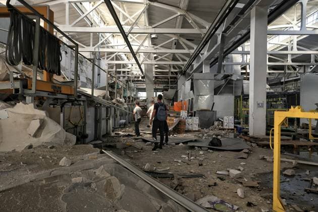 Men explore the premises of a transport infrastructure facility damaged by a Russian strike in Odesa region, Ukraine, August 3, 2026. At least 13 civilians were injured in the attack, four of whom were hospitalised. The transport facility and nearby warehouses sustained significant damage. Thirteen cars and two buses were also wrecked. (Photo by Nina Liashonok Ukrinform) Russian troops attack transport infrastructure in Odesa region  Copyright: xNinaxLiashonokx