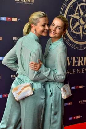 ABB VERRAETTER- Julia Meise und Nina Meise Zwillinge auf dem roten Teppich Teilnehmerinen bei den neuen folgen der RTL Sendung TV Serie Die Verraeter - Vertraue Niemandem Staffel 4 im Cinonova Kino am 03.08.2026 in Koeln Ehrenfeld NRW Deutschland *** ABB VERRAETTER Julia Meise and Nina Meise, twins on the red carpet, cast members in the new episodes of the RTL TV series *Die Verraeter: Trust No One*, Season 4, at the Cinonova Cinema on August 3, 2026, in Cologne-Ehrenfeld, North Rhine-Westphalia, Germany