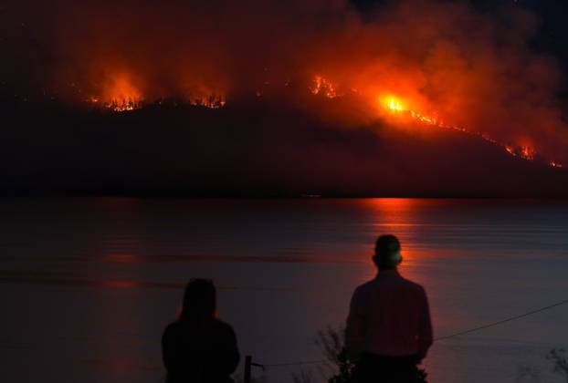 News Bilder des Tages #2 August 3, 2026, Lake Country, Bc, CANADA: People in Lake Country, B.C., watch as the Quilpituk Creek wildfire burns on the mountainside across Okanagan Lake, near Fintry, on Monday, August 3, 2026. Lake Country CANADA  - ZUMAc35_ 20260803_zaf_c35_110 Copyright: xDarrylxDyckx