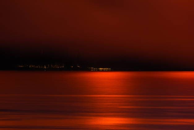 August 3, 2026, West Kelowna, Bc, CANADA: Lights are seen illuminated on a boat and dock at a waterfront home as smoke from the Quilpituk Creek wildfire fills the air while the fire reflects off Okanagan Lake near Fintry, B.C., late Monday, August 3, 2026. West Kelowna CANADA  - ZUMAc35_ 20260803_zaf_c35_116 Copyright: xDarrylxDyckx