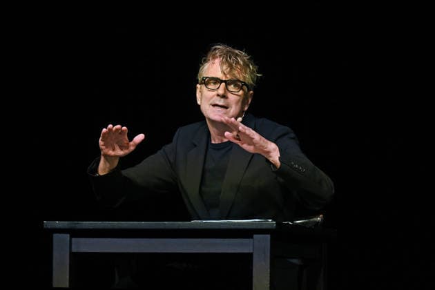 Lesung des Romanes Die Billigesser von Thomas Bernhard, durch den Schauspieler Jens Harzer, im Stadttheater Gmunden, im Rahmen der Salzkammergut Festwochen Gmunden, fotografiert am 03.08.26. Das Bild zeigt den Schauspieler Jens Harzer während seiner Lesung 2026 - Lesung des Romanes Die Billigesser von Thomas Bernhard, durch den Schauspieler Jens Harzer, im Stadttheater Gmunden, im Rahmen der Salzkammergut Festwochen Gmunden, am 03.08.26 *** Reading from the novel *Die Billigesser* by Thomas Bernhard, performed by actor Jens Harzer, at the Gmunden City Theater, as part of the Salzkammergut Festival in Gmunden, photographed on August 3, 2026. The photo shows actor Jens Harzer during his 2026 reading of Thomas Bernhard’s novel *Die Billig