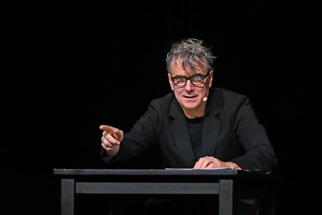 Lesung des Romanes Die Billigesser von Thomas Bernhard, durch den Schauspieler Jens Harzer, im Stadttheater Gmunden, im Rahmen der Salzkammergut Festwochen Gmunden, fotografiert am 03.08.26. Das Bild zeigt den Schauspieler Jens Harzer während seiner Lesung 2026 - Lesung des Romanes Die Billigesser von Thomas Bernhard, durch den Schauspieler Jens Harzer, im Stadttheater Gmunden, im Rahmen der Salzkammergut Festwochen Gmunden, am 03.08.26 *** Reading from the novel *Die Billigesser* by Thomas Bernhard, performed by actor Jens Harzer, at the Gmunden City Theater, as part of the Salzkammergut Festival in Gmunden, photographed on August 3, 2026. The photo shows actor Jens Harzer during his 2026 reading of Thomas Bernhard’s novel *Die Billig