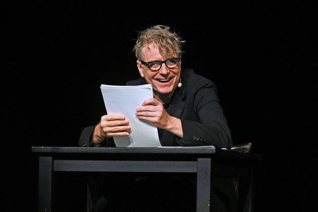 Lesung des Romanes Die Billigesser von Thomas Bernhard, durch den Schauspieler Jens Harzer, im Stadttheater Gmunden, im Rahmen der Salzkammergut Festwochen Gmunden, fotografiert am 03.08.26. Das Bild zeigt den Schauspieler Jens Harzer während seiner Lesung 2026 - Lesung des Romanes Die Billigesser von Thomas Bernhard, durch den Schauspieler Jens Harzer, im Stadttheater Gmunden, im Rahmen der Salzkammergut Festwochen Gmunden, am 03.08.26 *** Reading from the novel *Die Billigesser* by Thomas Bernhard, performed by actor Jens Harzer, at the Gmunden City Theater, as part of the Salzkammergut Festival in Gmunden, photographed on August 3, 2026. The photo shows actor Jens Harzer during his 2026 reading of Thomas Bernhard’s novel *Die Billig