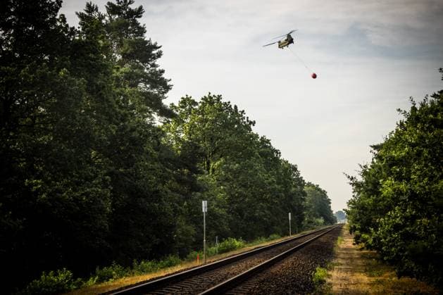 OOSTRUM - A Defense firefighting helicopter is at the De Rosmolen nature reserve near Oostrum due to a very large forest fire. More than 100 hectares of nature have already been lost in the fire, and the fire department has not yet brought the flames under control. ROB ENGELAAR ANP netherlands out - belgium out  Copyright: xx x564854761x originalFilename: 564854761.jpg