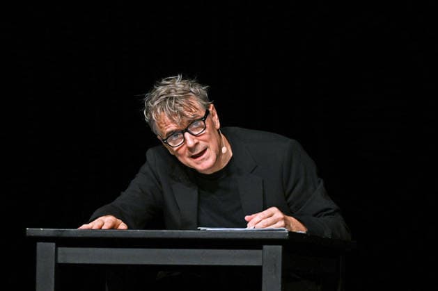 Lesung des Romanes Die Billigesser von Thomas Bernhard, durch den Schauspieler Jens Harzer, im Stadttheater Gmunden, im Rahmen der Salzkammergut Festwochen Gmunden, fotografiert am 03.08.26. Das Bild zeigt den Schauspieler Jens Harzer während seiner Lesung 2026 - Lesung des Romanes Die Billigesser von Thomas Bernhard, durch den Schauspieler Jens Harzer, im Stadttheater Gmunden, im Rahmen der Salzkammergut Festwochen Gmunden, am 03.08.26 *** Reading from the novel *Die Billigesser* by Thomas Bernhard, performed by actor Jens Harzer, at the Gmunden City Theater, as part of the Salzkammergut Festival in Gmunden, photographed on August 3, 2026. The photo shows actor Jens Harzer during his 2026 reading of Thomas Bernhard’s novel *Die Billig