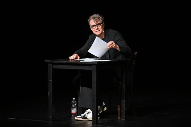 Lesung des Romanes Die Billigesser von Thomas Bernhard, durch den Schauspieler Jens Harzer, im Stadttheater Gmunden, im Rahmen der Salzkammergut Festwochen Gmunden, fotografiert am 03.08.26. Das Bild zeigt den Schauspieler Jens Harzer während seiner Lesung 2026 - Lesung des Romanes Die Billigesser von Thomas Bernhard, durch den Schauspieler Jens Harzer, im Stadttheater Gmunden, im Rahmen der Salzkammergut Festwochen Gmunden, am 03.08.26 *** Reading from the novel *Die Billigesser* by Thomas Bernhard, performed by actor Jens Harzer, at the Gmunden City Theater, as part of the Salzkammergut Festival in Gmunden, photographed on August 3, 2026. The photo shows actor Jens Harzer during his 2026 reading of Thomas Bernhard’s novel *Die Billig
