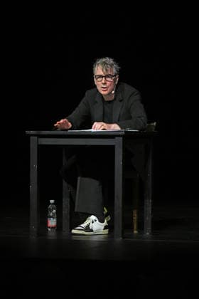 Lesung des Romanes Die Billigesser von Thomas Bernhard, durch den Schauspieler Jens Harzer, im Stadttheater Gmunden, im Rahmen der Salzkammergut Festwochen Gmunden, fotografiert am 03.08.26. Das Bild zeigt den Schauspieler Jens Harzer während seiner Lesung 2026 - Lesung des Romanes Die Billigesser von Thomas Bernhard, durch den Schauspieler Jens Harzer, im Stadttheater Gmunden, im Rahmen der Salzkammergut Festwochen Gmunden, am 03.08.26 *** Reading from the novel *Die Billigesser* by Thomas Bernhard, performed by actor Jens Harzer, at the Gmunden City Theater, as part of the Salzkammergut Festival in Gmunden, photographed on August 3, 2026. The photo shows actor Jens Harzer during his 2026 reading of Thomas Bernhard’s novel *Die Billig