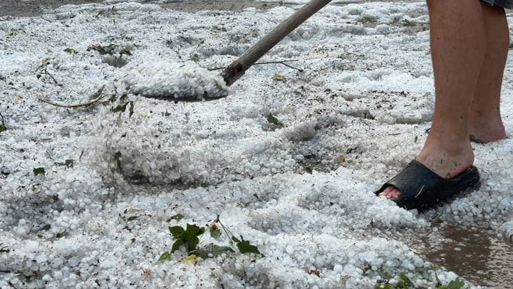 Eine heftige Unwetterfront beendete den extrem heißen Sommertag in Westdeutschland. Aus Frankreich und Luxenburg zogen am Abend schwere Unwetter auf und sorgten für zahlreiche Feuerwehreinsätze. In Heimbach (Landkreis Birkenfeld) im Hunsrück ging gegen 20 Uhr ein schweres Hagelunwetter nieder. Kurz zuvor erwischte es bereits das Dorf Schwarzenbach. Hagelmassen und Hagelkörner um 4 cm verwandelten die Ortschaften in eine Winterlandschaft. Auf den Straßen benötigte man Winterreifen, Straßen waren mit Hagel bedeckt. Anwohner und Feuerwehr sind mit Schneeschiebern und Schaufeln im Einsatz. Einfahrten und Straßen wurden bis zu 40 cm mit Hagel bedeckt. Das Unwetter kam plötzlich und unerwartet. Es folgte ein Temperatursturz von 36 ¡C auf 19 ¡C. A