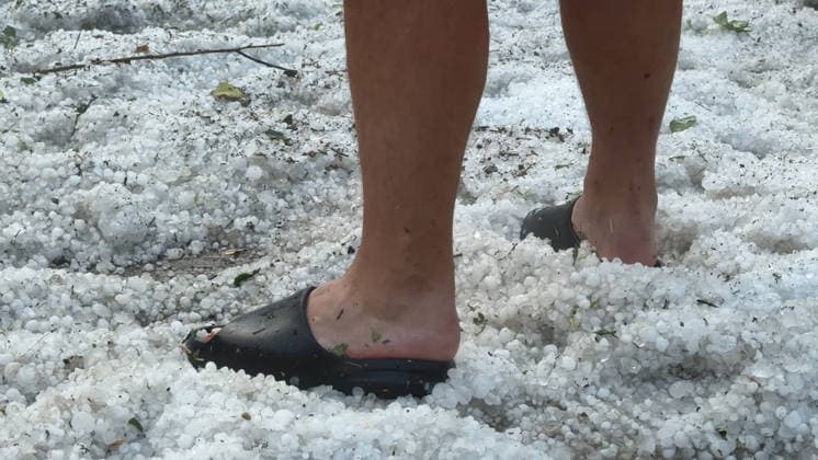 Eine heftige Unwetterfront beendete den extrem heißen Sommertag in Westdeutschland. Aus Frankreich und Luxenburg zogen am Abend schwere Unwetter auf und sorgten für zahlreiche Feuerwehreinsätze. In Heimbach (Landkreis Birkenfeld) im Hunsrück ging gegen 20 Uhr ein schweres Hagelunwetter nieder. Kurz zuvor erwischte es bereits das Dorf Schwarzenbach. Hagelmassen und Hagelkörner um 4 cm verwandelten die Ortschaften in eine Winterlandschaft. Auf den Straßen benötigte man Winterreifen, Straßen waren mit Hagel bedeckt. Anwohner und Feuerwehr sind mit Schneeschiebern und Schaufeln im Einsatz. Einfahrten und Straßen wurden bis zu 40 cm mit Hagel bedeckt. Das Unwetter kam plötzlich und unerwartet. Es folgte ein Temperatursturz von 36 ¡C auf 19 ¡C. A