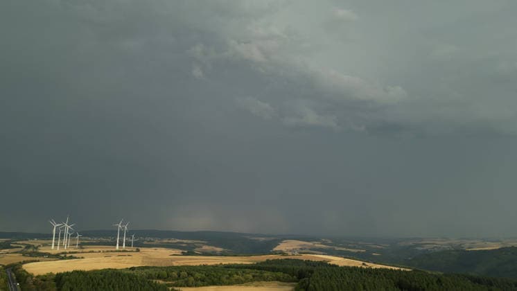 Eine heftige Unwetterfront beendete den extrem heißen Sommertag in Westdeutschland. Aus Frankreich und Luxenburg zogen am Abend schwere Unwetter auf und sorgten für zahlreiche Feuerwehreinsätze. In Heimbach (Landkreis Birkenfeld) im Hunsrück ging gegen 20 Uhr ein schweres Hagelunwetter nieder. Kurz zuvor erwischte es bereits das Dorf Schwarzenbach. Hagelmassen und Hagelkörner um 4 cm verwandelten die Ortschaften in eine Winterlandschaft. Auf den Straßen benötigte man Winterreifen, Straßen waren mit Hagel bedeckt. Anwohner und Feuerwehr sind mit Schneeschiebern und Schaufeln im Einsatz. Einfahrten und Straßen wurden bis zu 40 cm mit Hagel bedeckt. Das Unwetter kam plötzlich und unerwartet. Es folgte ein Temperatursturz von 36 ¡C auf 19 ¡C. A