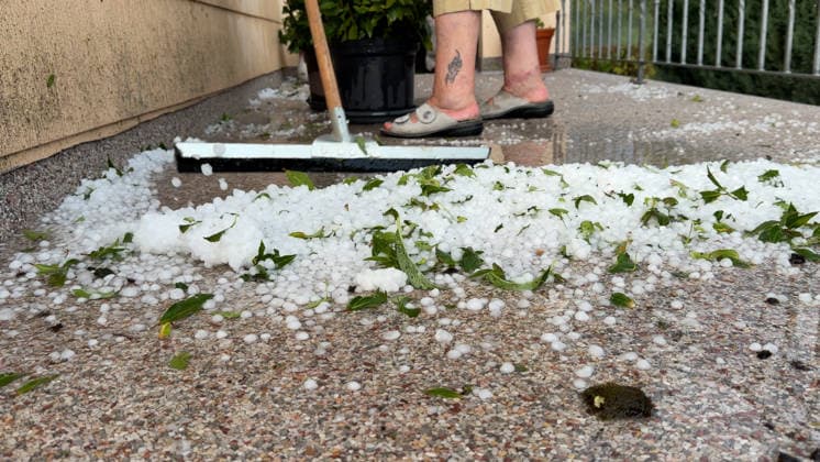Eine heftige Unwetterfront beendete den extrem heißen Sommertag in Westdeutschland. Aus Frankreich und Luxenburg zogen am Abend schwere Unwetter auf und sorgten für zahlreiche Feuerwehreinsätze. In Heimbach (Landkreis Birkenfeld) im Hunsrück ging gegen 20 Uhr ein schweres Hagelunwetter nieder. Kurz zuvor erwischte es bereits das Dorf Schwarzenbach. Hagelmassen und Hagelkörner um 4 cm verwandelten die Ortschaften in eine Winterlandschaft. Auf den Straßen benötigte man Winterreifen, Straßen waren mit Hagel bedeckt. Anwohner und Feuerwehr sind mit Schneeschiebern und Schaufeln im Einsatz. Einfahrten und Straßen wurden bis zu 40 cm mit Hagel bedeckt. Das Unwetter kam plötzlich und unerwartet. Es folgte ein Temperatursturz von 36 ¡C auf 19 ¡C. A