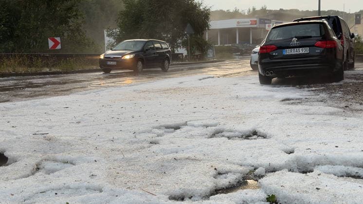 Eine heftige Unwetterfront beendete den extrem heißen Sommertag in Westdeutschland. Aus Frankreich und Luxenburg zogen am Abend schwere Unwetter auf und sorgten für zahlreiche Feuerwehreinsätze. In Heimbach (Landkreis Birkenfeld) im Hunsrück ging gegen 20 Uhr ein schweres Hagelunwetter nieder. Kurz zuvor erwischte es bereits das Dorf Schwarzenbach. Hagelmassen und Hagelkörner um 4 cm verwandelten die Ortschaften in eine Winterlandschaft. Auf den Straßen benötigte man Winterreifen, Straßen waren mit Hagel bedeckt. Anwohner und Feuerwehr sind mit Schneeschiebern und Schaufeln im Einsatz. Einfahrten und Straßen wurden bis zu 40 cm mit Hagel bedeckt. Das Unwetter kam plötzlich und unerwartet. Es folgte ein Temperatursturz von 36 ¡C auf 19 ¡C. A