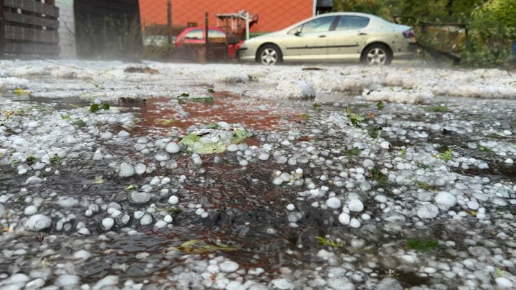 Eine heftige Unwetterfront beendete den extrem heißen Sommertag in Westdeutschland. Aus Frankreich und Luxenburg zogen am Abend schwere Unwetter auf und sorgten für zahlreiche Feuerwehreinsätze. In Heimbach (Landkreis Birkenfeld) im Hunsrück ging gegen 20 Uhr ein schweres Hagelunwetter nieder. Kurz zuvor erwischte es bereits das Dorf Schwarzenbach. Hagelmassen und Hagelkörner um 4 cm verwandelten die Ortschaften in eine Winterlandschaft. Auf den Straßen benötigte man Winterreifen, Straßen waren mit Hagel bedeckt. Anwohner und Feuerwehr sind mit Schneeschiebern und Schaufeln im Einsatz. Einfahrten und Straßen wurden bis zu 40 cm mit Hagel bedeckt. Das Unwetter kam plötzlich und unerwartet. Es folgte ein Temperatursturz von 36 ¡C auf 19 ¡C. A