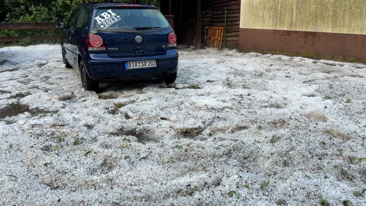 Eine heftige Unwetterfront beendete den extrem heißen Sommertag in Westdeutschland. Aus Frankreich und Luxenburg zogen am Abend schwere Unwetter auf und sorgten für zahlreiche Feuerwehreinsätze. In Heimbach (Landkreis Birkenfeld) im Hunsrück ging gegen 20 Uhr ein schweres Hagelunwetter nieder. Kurz zuvor erwischte es bereits das Dorf Schwarzenbach. Hagelmassen und Hagelkörner um 4 cm verwandelten die Ortschaften in eine Winterlandschaft. Auf den Straßen benötigte man Winterreifen, Straßen waren mit Hagel bedeckt. Anwohner und Feuerwehr sind mit Schneeschiebern und Schaufeln im Einsatz. Einfahrten und Straßen wurden bis zu 40 cm mit Hagel bedeckt. Das Unwetter kam plötzlich und unerwartet. Es folgte ein Temperatursturz von 36 ¡C auf 19 ¡C. A