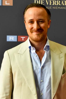 ABB VERRAETTER- Joe Laschet Autor auf dem roten Teppich Teilnehmer bei den neuen folgen der RTL Sendung TV Serie Die Verraeter Vertraue Niemandem Staffel 4 im Cinonova Kino am 03.08.2026 in Koeln Ehrenfeld NRW Deutschland *** ABB VERRAETTER Joe Laschet, author, on the red carpet as a guest at the premiere of the new episodes of the RTL TV series *Die Verraeter: Trust No One*, Season 4, at the Cinonova Cinema on August 3, 2026, in Cologne-Ehrenfeld, North Rhine-Westphalia, Germany