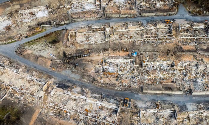 Brann Krokstadelva Drammen 20260803. Dronebilder viser ruinene etter brannen i Krokstadelva i Drammen. 109 boliger brant ned til grunnen. Ytterligere fem boliger har fatt betydelige brannskader, flere av dem sa store at det vil vaere umulig a berge dem. Tallet kan dermed komme opp i 114 boliger, i tillegg til dem som har fatt vann-, varme- og roykskader. Minst to garasjerekker er ogsa lagt i ruiner. Den ytre linjen av boligomradene som har brent, er 1,4 kilometer lang, mens selve boligomradet som har brent ned, er om lag 36.000 kvadratmeter stort Foto: Ole Berg-Rusten NTB Drammen Norge f7n82i3ccwg EDITORIAL USE ONLY Ref:f7n82i3ccwg.jpg *** Fire in Krokstadelva, Drammen, August 3, 2026 Drone footage shows the ruins left by the fir  Copyright: xOlexBerg-Rustenx xNTBx