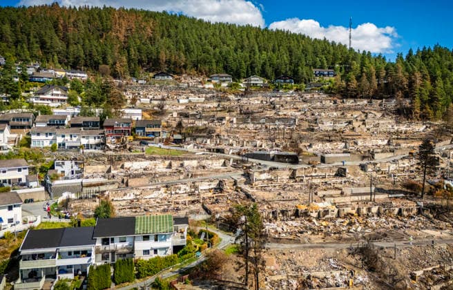 Brann Krokstadelva Drammen 20260803. Dronebilder viser ruinene etter brannen i Krokstadelva i Drammen. 109 boliger brant ned til grunnen. Ytterligere fem boliger har fatt betydelige brannskader, flere av dem sa store at det vil vaere umulig a berge dem. Tallet kan dermed komme opp i 114 boliger, i tillegg til dem som har fatt vann-, varme- og roykskader. Minst to garasjerekker er ogsa lagt i ruiner. Den ytre linjen av boligomradene som har brent, er 1,4 kilometer lang, mens selve boligomradet som har brent ned, er om lag 36.000 kvadratmeter stort Foto: Ole Berg-Rusten NTB Drammen Norge nA4KU-rKs9A EDITORIAL USE ONLY Ref:nA4KU-rKs9A.jpg *** Fire in Krokstadelva, Drammen, August 3, 2026 Drone footage shows the ruins left by the fir  Copyright: xOlexBerg-Rustenx xNTBx