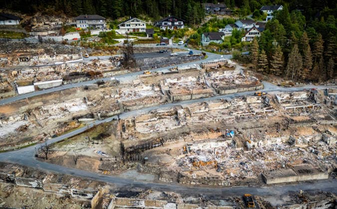 Brann Krokstadelva Drammen 20260803. Dronebilder viser ruinene etter brannen i Krokstadelva i Drammen. 109 boliger brant ned til grunnen. Ytterligere fem boliger har fatt betydelige brannskader, flere av dem sa store at det vil vaere umulig a berge dem. Tallet kan dermed komme opp i 114 boliger, i tillegg til dem som har fatt vann-, varme- og roykskader. Minst to garasjerekker er ogsa lagt i ruiner. Den ytre linjen av boligomradene som har brent, er 1,4 kilometer lang, mens selve boligomradet som har brent ned, er om lag 36.000 kvadratmeter stort Foto: Ole Berg-Rusten NTB Drammen Norge oV8H-dWNMfU EDITORIAL USE ONLY Ref:oV8H-dWNMfU.jpg *** Fire in Krokstadelva, Drammen, August 3, 2026 Drone footage shows the ruins left by the fir  Copyright: xOlexBerg-Rustenx xNTBx