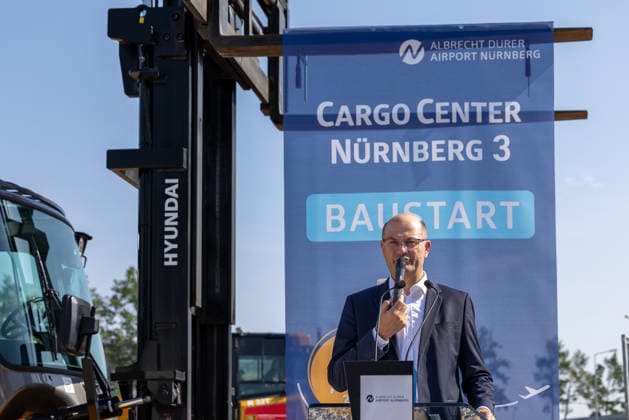 Baustart Cargo ‹Center 3 am Flughafen Nürnberg, Nürnberg, 04.08.2026 Albert Füracker, Bayerischer Staatsminister der Finanzen und für Heimat sowie Aufsichtsratsvorsitzender der Flughafen Nürnberg GmbH, spricht beim Baustart des neuen Cargo Centers 3 (CCN 3). Mit dem Neubau erweitert der Albrecht Dürer Airport Nürnberg seinen Cargo-Bereich und reagiert auf die anhaltend hohe Nachfrage nach Logistikflächen. Nürnberg Flughafen Bayern Deutschland *** Construction Begins on Cargo Center 3 at Nuremberg Airport, Nuremberg, August 4, 2026 Albert Füracker, Bavarian Minister of Finance and for Home Affairs and Chairman of the Supervisory Board of Flughafen Nürnberg GmbH, speaks at the groundbreaking ceremony for the new Cargo Center 3 (CCN 20260804-1V9A6608-M4000