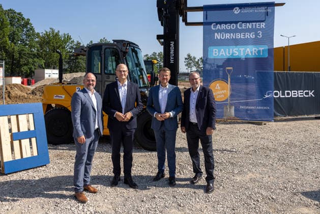 Baustart Cargo ‹Center 3 am Flughafen Nürnberg, Nürnberg, 04.08.2026 v.l.n.r:Niederlassungsleiter Ringo Haritz von der GOLDBECK Ost GmbH, Albert Füracker, Bayerischer Staatsminister der Finanzen und für Heimat sowie Aufsichtsratsvorsitzender der Flughafen Nürnberg GmbH, Marcus König, Oberbürgermeister der Stadt Nürnberg und stellvertretender Aufsichtsratsvorsitzender, Dr. Michael Hupe, Geschäftsführer der Flughafen Nürnberg GmbH Nürnberg Flughafen Bayern Deutschland *** Groundbreaking for Cargo Center 3 at Nuremberg Airport, Nuremberg, August 4, 2026, from left to right: Branch Manager Ringo Haritz of GOLDBECK Ost GmbH, Albert Füracker, Bavarian Minister of Finance and for Home Affairs and Chairman of the Supervisory Board o 20260804-286A4183-M4000