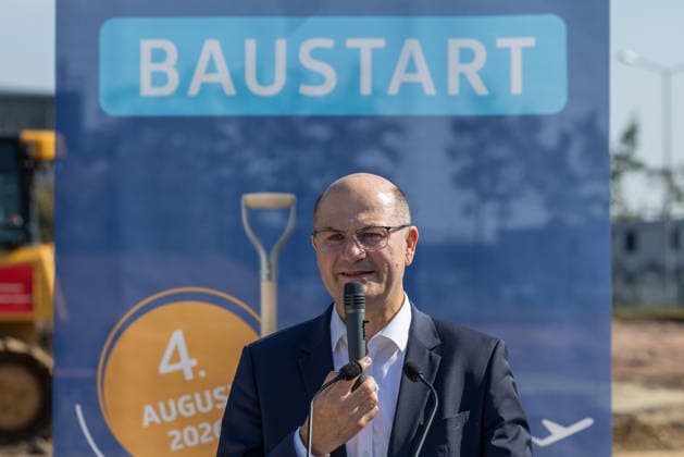Baustart Cargo ‹Center 3 am Flughafen Nürnberg, Nürnberg, 04.08.2026 Albert Füracker, Bayerischer Staatsminister der Finanzen und für Heimat sowie Aufsichtsratsvorsitzender der Flughafen Nürnberg GmbH, spricht beim Baustart des neuen Cargo Centers 3 (CCN 3). Mit dem Neubau reagiert der Flughafen auf die anhaltend hohe Nachfrage nach Logistikflächen. Nürnberg Flughafen Bayern Deutschland *** Groundbreaking for Cargo Center 3 at Nuremberg Airport, Nuremberg, August 4, 2026 Albert Füracker, Bavarian Minister of State for Finance and Home Affairs and Chairman of the Supervisory Board of Flughafen Nürnberg GmbH, speaks at the groundbreaking ceremony for the new Cargo Center 3 (CCN 3). With this new building, the airport is responding to 20260804-1V9A6572-M4000