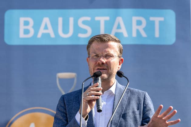 Baustart Cargo ‹Center 3 am Flughafen Nürnberg, Nürnberg, 04.08.2026 Marcus König, Oberbürgermeister der Stadt Nürnberg und stellvertretender Aufsichtsratsvorsitzender, spricht bei der Auftaktveranstaltung zum Bau des neuen Cargo Centers 3 (CCN 3) am Flughafen Nürnberg. Mit dem Neubau reagiert der Flughafen auf die anhaltend hohe Nachfrage nach Logistikflächen. Nürnberg Flughafen Bayern Deutschland *** Groundbreaking for Cargo Center 3 at Nuremberg Airport, Nuremberg, August 4, 2026 Marcus König, Mayor of the City of Nuremberg and Deputy Chairman of the Supervisory Board, speaks at the kickoff event for the construction of the new Cargo Center 3 (CCN 3) at Nuremberg Airport. With this new building, the airport is responding to the 20260804-1V9A6625-M4000