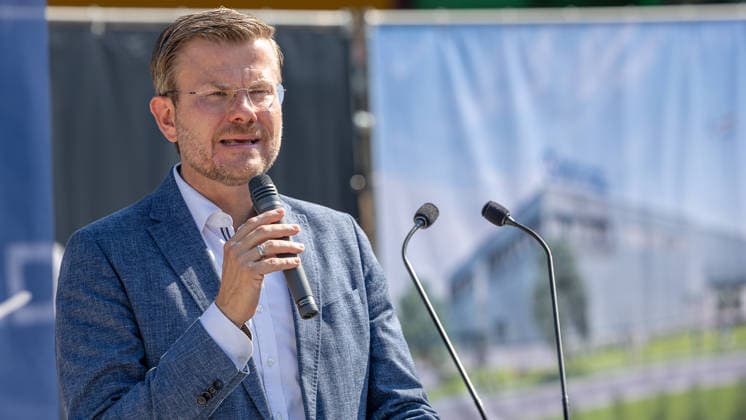 Baustart Cargo ‹Center 3 am Flughafen Nürnberg, Nürnberg, 04.08.2026 Marcus König, Oberbürgermeister der Stadt Nürnberg und stellvertretender Aufsichtsratsvorsitzender, spricht anlässlich des Baustarts für das neue Cargo Center 3 (CCN 3) am Flughafen Nürnberg. Mit dem Neubau reagiert der Flughafen auf die anhaltend hohe Nachfrage nach Logistikflächen. Nürnberg Flughafen Bayern Deutschland *** Groundbreaking for Cargo Center 3 at Nuremberg Airport, Nuremberg, August 4, 2026 Marcus König, Mayor of the City of Nuremberg and Deputy Chairman of the Supervisory Board, speaks on the occasion of the groundbreaking for the new Cargo Center 3 (CCN 3) at Nuremberg Airport. With this new facility, the airport is responding to the persistent 20260804-1V9A6639-M4000
