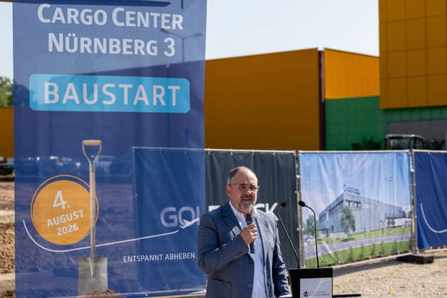 Baustart Cargo ‹Center 3 am Flughafen Nürnberg, Nürnberg, 04.08.2026 Niederlassungsleiter Ringo Haritz von der GOLDBECK Ost GmbH spricht beim Baustart des neuen Cargo Centers 3 (CCN 3) am Flughafen Nürnberg. Mit dem Neubau reagiert der Flughafen auf die anhaltend hohe Nachfrage nach Logistikflächen. Nürnberg Flughafen Bayern Deutschland *** Construction Begins on Cargo Center 3 at Nuremberg Airport, Nuremberg, August 4, 2026 Branch Manager Ringo Haritz of GOLDBECK Ost GmbH speaks at the groundbreaking ceremony for the new Cargo Center 3 (CCN 3) at Nuremberg Airport. With this new construction, the airport is responding to the persistently high demand for logistics space. Nuremberg Airport, Bavaria, Germany 20260804-1V9A6657-M4000
