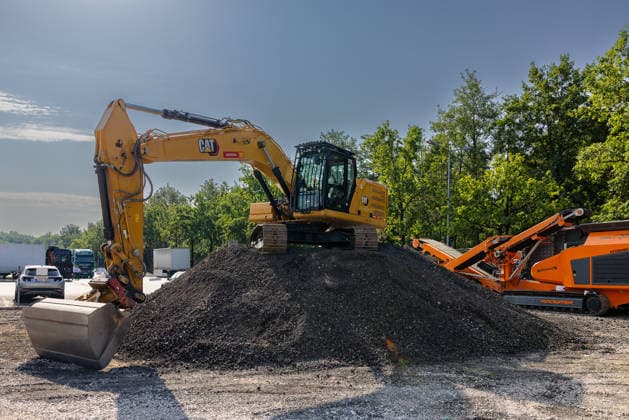 Baustart Cargo ‹Center 3 am Flughafen Nürnberg, Nürnberg, 04.08.2026 Ein Kettenbagger der Marke CAT steht auf einem Schotterhaufen und markiert den Baustart des neuen Cargo Centers 3 (CCN 3) am Flughafen. Mit dem Neubau reagiert der Flughafen auf die anhaltend hohe Nachfrage nach Logistikflächen. Im Hintergrund ist eine orangefarbene Siebanlage zu sehen. Nürnberg Flughafen Bayern Deutschland *** Construction Begins on Cargo Center 3 at Nuremberg Airport, Nuremberg, August 4, 2026 A CAT chain excavator stands on a pile of gravel, marking the start of construction on the new Cargo Center 3 (CCN 3) at the airport. With this new building, the airport is responding to the persistently high demand for logistics space. An orange screening pl 20260804-286A4048-M4000