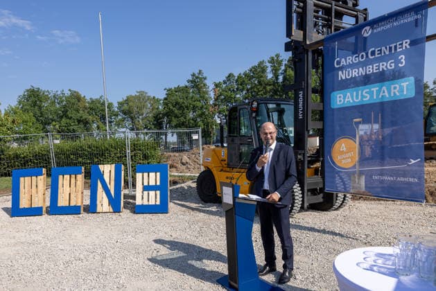 Baustart Cargo ‹Center 3 am Flughafen Nürnberg, Nürnberg, 04.08.2026 Albert Füracker, Bayerischer Staatsminister der Finanzen und für Heimat sowie Aufsichtsratsvorsitzender der Flughafen Nürnberg GmbH, spricht beim Baustart des neuen Cargo Centers 3 (CCN 3) am Rednerpult. Mit dem Neubau reagiert der Flughafen Nürnberg auf die anhaltend hohe Nachfrage nach Logistikflächen. Nürnberg Flughafen Bayern Deutschland *** Groundbreaking for Cargo Center 3 at Nuremberg Airport, Nuremberg, August 4, 2026 Albert Füracker, Bavarian Minister of State for Finance and Home Affairs and Chairman of the Supervisory Board of Nuremberg Airport GmbH, speaks at the podium during the groundbreaking ceremony for the new Cargo Center 3 (CCN 3). With this n 20260804-286A4080-M4000