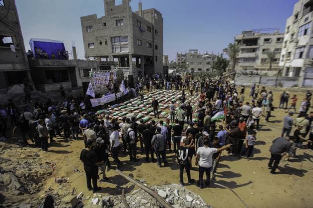 RECORD DATE NOT STATED Palestinians Hold Mass Funeral for 112 Members of One Family Killed During Gaza War (INT) Palestinians Hold Mass Funeral for 112 Members of One Family Killed During Gaza War AUGUST 4, 2026, Gaza, Palestine: Palestinians hold a funeral procession for the remains of 112 members of the Abu Naser family, who were killed in an Israeli attack during the war that began on October 7, 2023. The victims bodies were recovered after remaining beneath the rubble for months. According to local officials, the procession was the largest funeral held in the Palestinian territories since the start of the conflict. Credit: Hashem Zimmo TheNews2(Foto: Hashem Zimmo Thenews2 imago images) Palestinians Hold Mass Funeral for 112 Members of One Family Killed Durin  Copyright: xHashemxZimmox