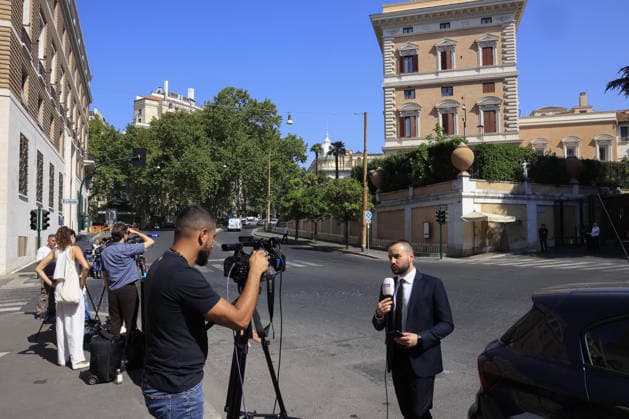 Lebanon, Israel open 7th round of direct negotiations in Rome ROME, ITALY - AUGUST 04: Media stand in front of the U.S. Embassy in Rome on August 4, 2026. Lebanon and Israel began the seventh round of U.S.-mediated direct negotiations, scheduled to run through Thursday, August 6, following talks held in Rome on June 14 and 15. Riccardo De Luca Anadolu Rome Italy. Editorial use only. Please get in touch for any other usage.  Copyright: x2026xAnadoluxRiccardoxDexLucax