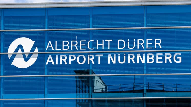 Flughafen Nürnberg, 04.08.2026 Der Schriftzug Albrecht Dürer Airport Nürnberg ist an der Glasfassade des Flughafengebäudes angebracht. Das Logo mit stilisiertem N ist auf der blau getönten Fensterfront zu sehen. Nürnberg Flughafen Bayern Deutschland *** Nuremberg Airport, August 4, 2026 The sign reading Albrecht Dürer Airport Nuremberg is mounted on the glass facade of the airport building. The logo, featuring a stylized N, is visible on the blue-tinted window front. Nuremberg Airport, Bavaria, Germany 20260804-1V9A6679-M4000