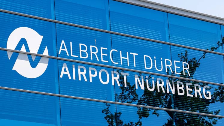 Flughafen Nürnberg, 04.08.2026 Schriftzug und Logo des Albrecht-Dürer-Airport Nürnberg an der Fassade des Terminalgebäudes. Die blaue Glasfront spiegelt Bäume und Himmel wider. Nürnberg Flughafen Bayern Deutschland *** Nuremberg Airport, August 4, 2026 The Albrecht Dürer Airport Nuremberg lettering and logo on the facade of the terminal building The blue glass facade reflects the trees and the sky Nuremberg Airport, Bavaria, Germany 20260804-1V9A6686-M4000