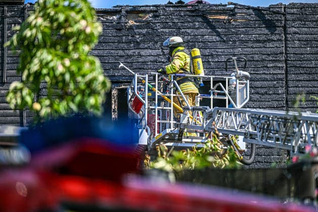 Brand in Göppingen, Dichter Rauch steigt über mehreren Reihenhäusern in der Pearl-S.-Buck-Straße in Göppingen auf. Vier Gebäude stehen am Dienstagmorgen in Vollbrand. Nach ersten Informationen konnten sich alle Bewohner ins Freie retten. Göppingen Baden-Württemberg Deutschland Göppingen *** Fire in Göppingen: Thick smoke rises above several townhouses on Pearl S. Buck Street in Göppingen. Four buildings were fully engulfed in flames on Tuesday morning. According to initial reports, all residents were able to escape to safety. Göppingen, Baden-Württemberg, Germany. Göppingen Copyright: x xonw-imagesx xPhilippxAndrÃ x