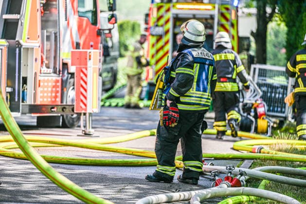 Brand in Göppingen, Dichter Rauch steigt über mehreren Reihenhäusern in der Pearl-S.-Buck-Straße in Göppingen auf. Vier Gebäude stehen am Dienstagmorgen in Vollbrand. Nach ersten Informationen konnten sich alle Bewohner ins Freie retten. Göppingen Baden-Württemberg Deutschland Göppingen *** Fire in Göppingen: Thick smoke rises above several townhouses on Pearl S. Buck Street in Göppingen. Four buildings were fully engulfed in flames on Tuesday morning. According to initial reports, all residents were able to escape to safety. Göppingen, Baden-Württemberg, Germany. Göppingen Copyright: x xonw-imagesx xPhilippxAndrÃ x