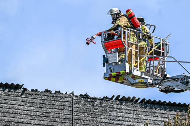 Brand in Göppingen, Dichter Rauch steigt über mehreren Reihenhäusern in der Pearl-S.-Buck-Straße in Göppingen auf. Vier Gebäude stehen am Dienstagmorgen in Vollbrand. Nach ersten Informationen konnten sich alle Bewohner ins Freie retten. Göppingen Baden-Württemberg Deutschland Göppingen *** Fire in Göppingen: Thick smoke rises above several townhouses on Pearl S. Buck Street in Göppingen. Four buildings were fully engulfed in flames on Tuesday morning. According to initial reports, all residents were able to escape to safety. Göppingen, Baden-Württemberg, Germany. Göppingen Copyright: x xonw-imagesx xPhilippxAndrÃ x