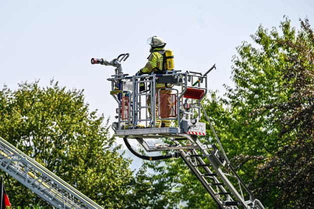 Brand in Göppingen, Dichter Rauch steigt über mehreren Reihenhäusern in der Pearl-S.-Buck-Straße in Göppingen auf. Vier Gebäude stehen am Dienstagmorgen in Vollbrand. Nach ersten Informationen konnten sich alle Bewohner ins Freie retten. Göppingen Baden-Württemberg Deutschland Göppingen *** Fire in Göppingen: Thick smoke rises above several townhouses on Pearl S. Buck Street in Göppingen. Four buildings were fully engulfed in flames on Tuesday morning. According to initial reports, all residents were able to escape to safety. Göppingen, Baden-Württemberg, Germany. Göppingen Copyright: x xonw-imagesx xPhilippxAndrÃ x