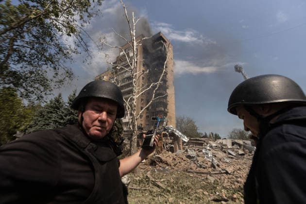 Russian airstrike hits Kramatorsk KRAMATORSK, UKRAINE - AUGUST 04: Emergency services personnel carry a drone detector while responding to a fire in a building following a Russian airstrike in Kramatorsk, Ukraine, on August 04, 2026. Francisco Richart Anadolu Kramatorsk Ukraine. Editorial use only. Please get in touch for any other usage.  Copyright: x2026xAnadoluxFranciscoxRichartx