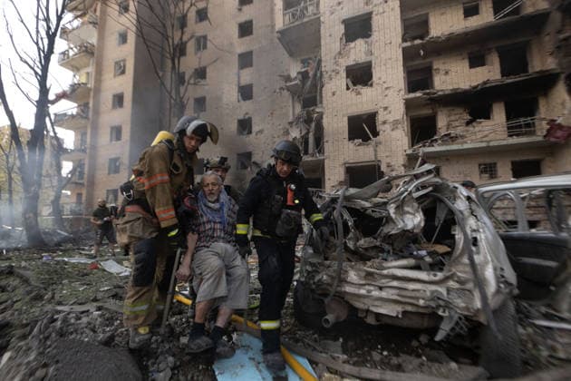 Russian airstrike hits Kramatorsk KRAMATORSK, UKRAINE - AUGUST 04: Firefighters and emergency services personnel evacuate an elderly man from a destroyed building following a Russian airstrike in Kramatorsk, Ukraine, on August 04, 2026. Francisco Richart Anadolu Kramatorsk Ukraine. Editorial use only. Please get in touch for any other usage.  Copyright: x2026xAnadoluxFranciscoxRichartx